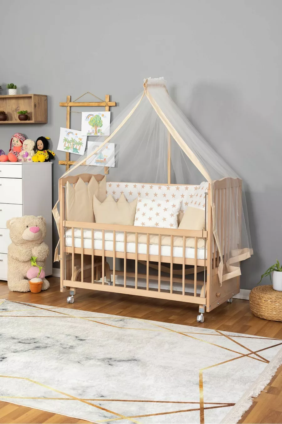 Lit bébé en bois naturel près de maman, biologique (SANS PEINTURE) - crème brodée (SANS TEXTE) avec ensemble de sommeil et roulettes