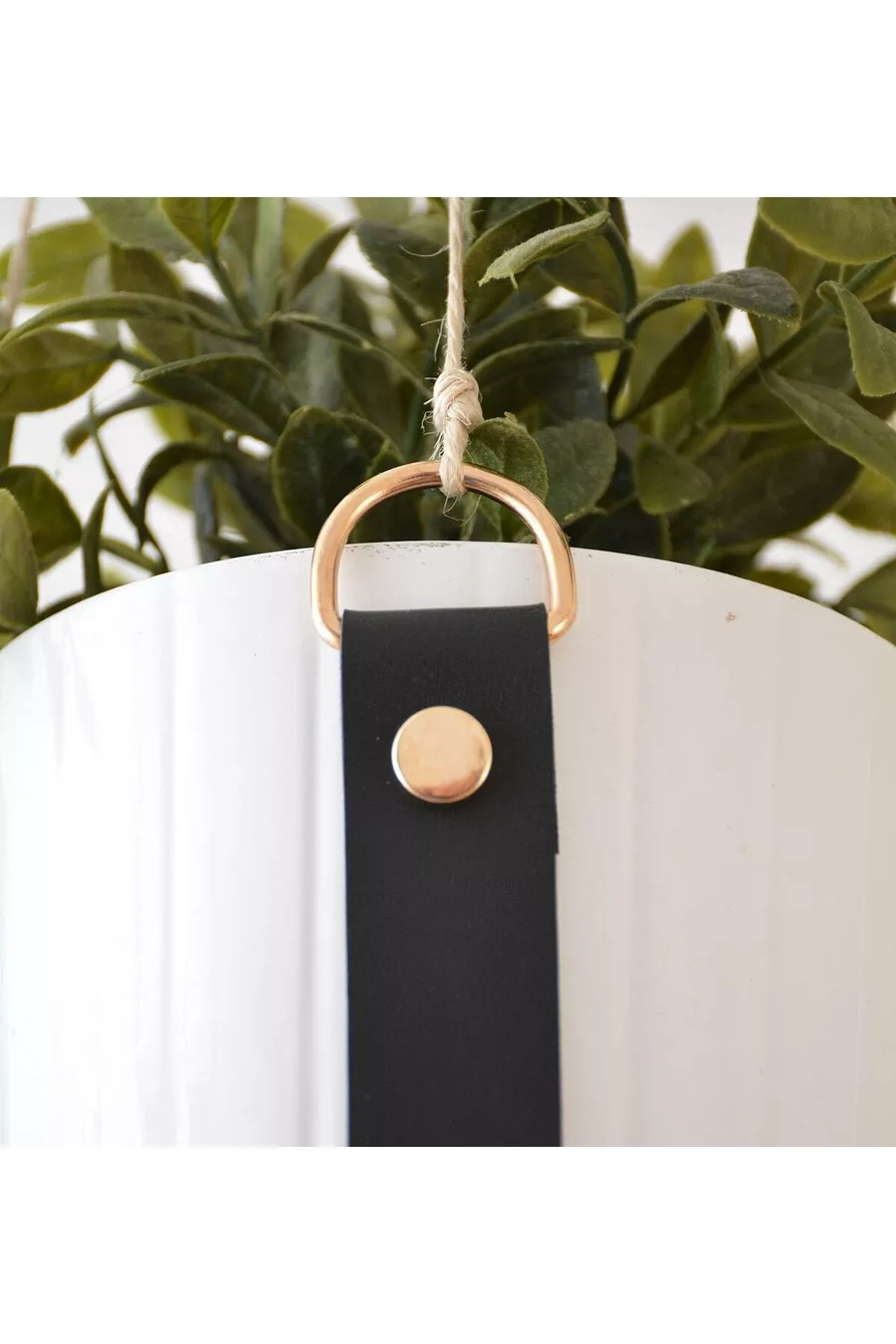 Ensemble de décoration de chambre à coucher en cuir : tête de lit, table de chevet, porte-revues et support pour plante