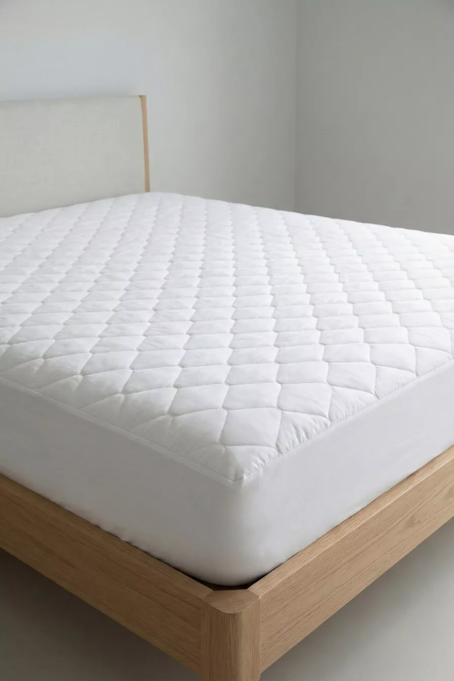 Protège-matelas en coton matelassé avec bord complet, blanc