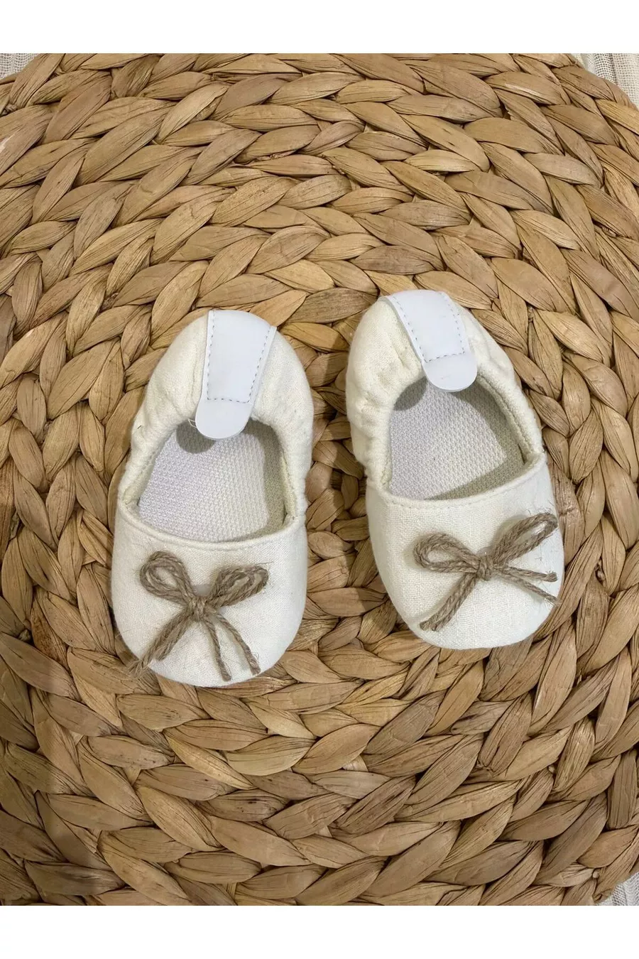 Chaussures pour bébé avec chaussons et ruban crème