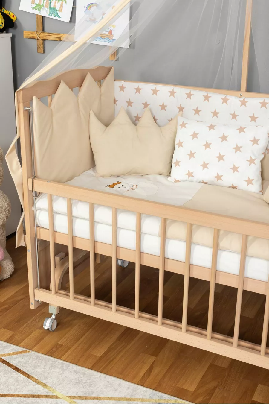 Lit bébé en bois naturel près de maman, biologique (SANS PEINTURE) - crème brodée (SANS TEXTE) avec ensemble de sommeil et roulettes