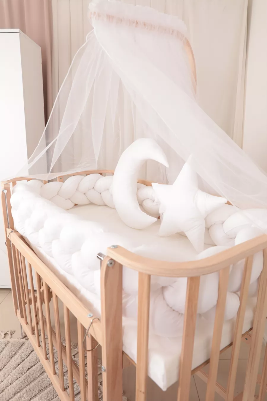 Berceau Mabela en bois naturel à côté de la mère avec protection en tricot écru, réglable en hauteur, pour 0-5 ans, pouvant se balancer, 3 positions
