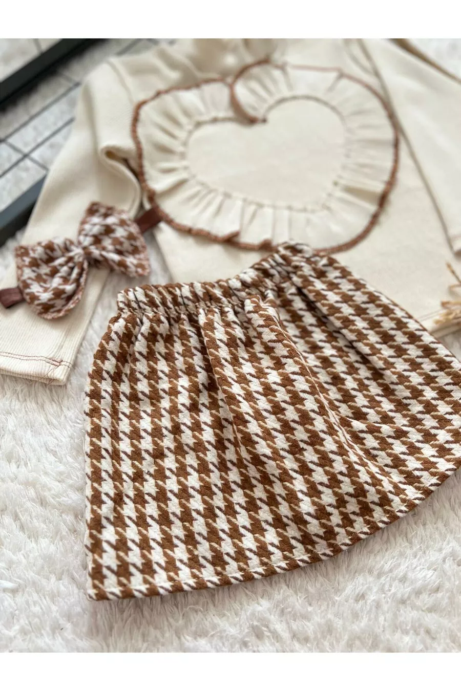 ENSEMBLE JUPE, BLOUSE ET BANDEAU POUR BÉBÉ À MOTIF CHEVRON MARRON