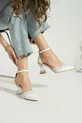 Chaussures de soirée pour femme avec perles d'ivoire sur peau blanche