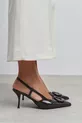 Chaussure pour femme à talon fin, bout pointu, ouvert à l'arrière, avec accessoires en cuir verni Nereid