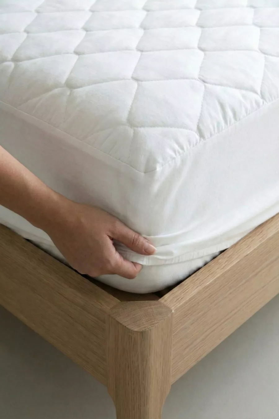 Protège-matelas en coton matelassé avec bord complet, blanc