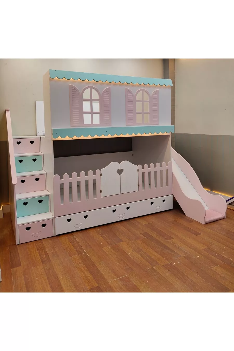 Lit superposé avec toboggan et lit bébé à Alaçatı