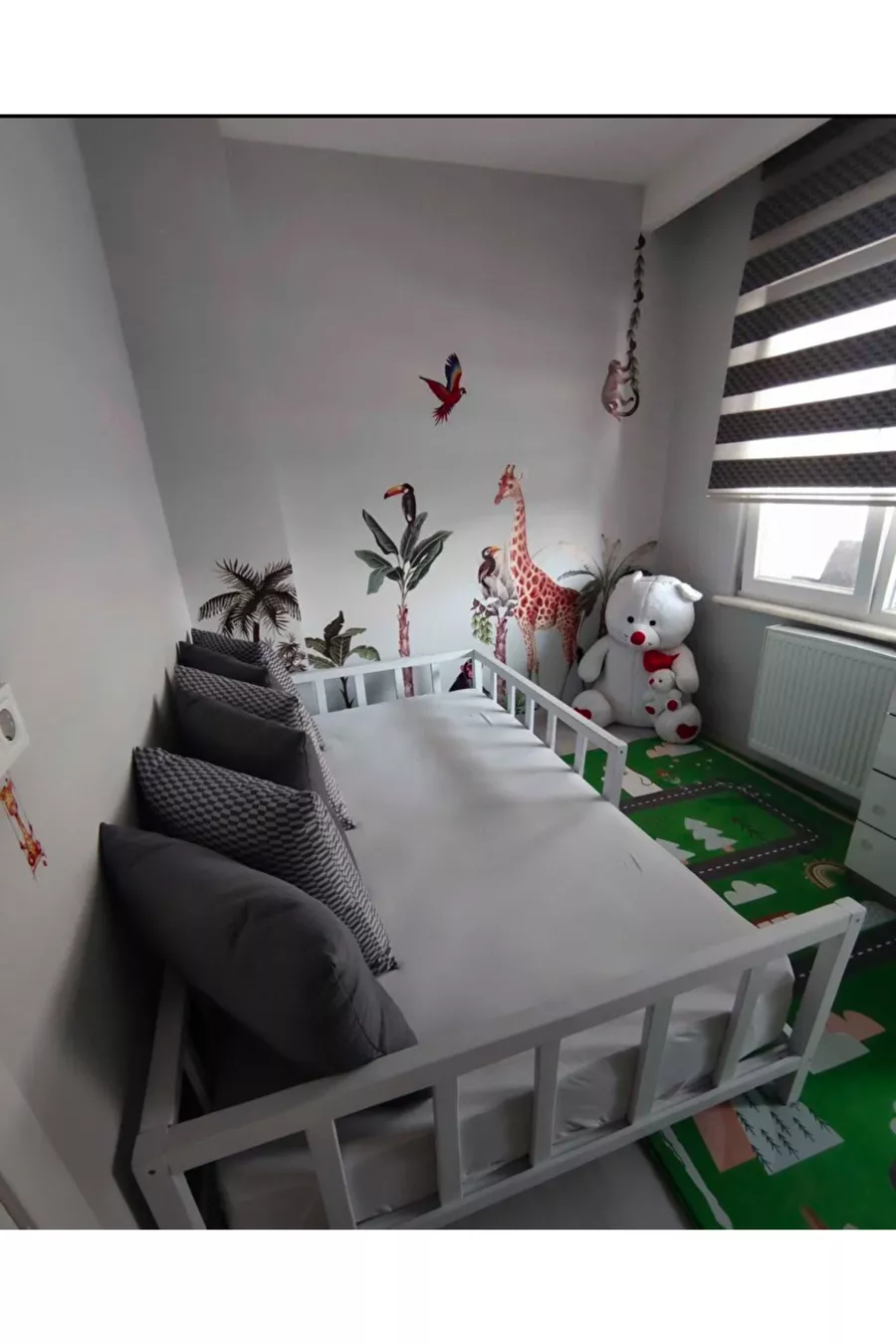 Lit d'enfant en bois naturel