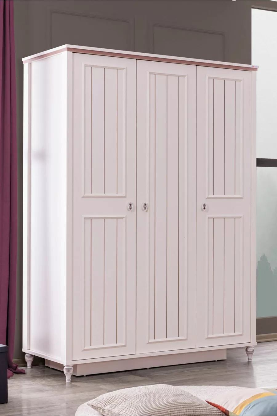 Chambre d'Ezgi Genç, Armoire 3 portes, Lit, Table de chevet, Bureau