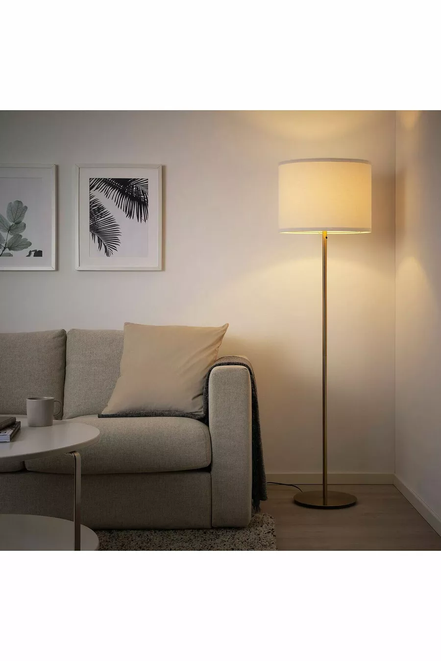 Structure de la lampe sur pied, couleur laiton