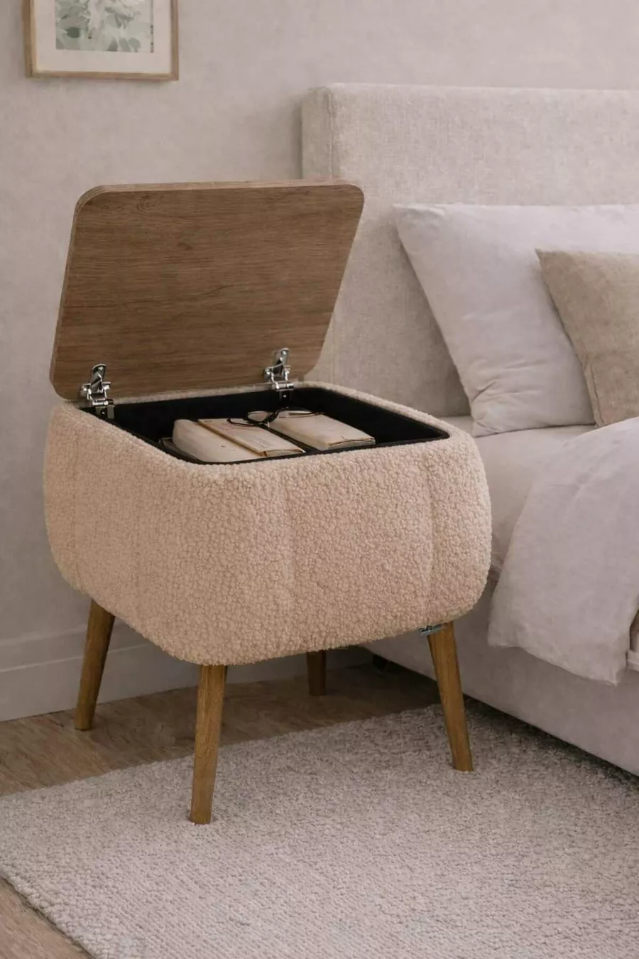 Table de chevet Lina Sandıklı, table de chevet moderne avec pieds en bois recouverts de tissu Teddy