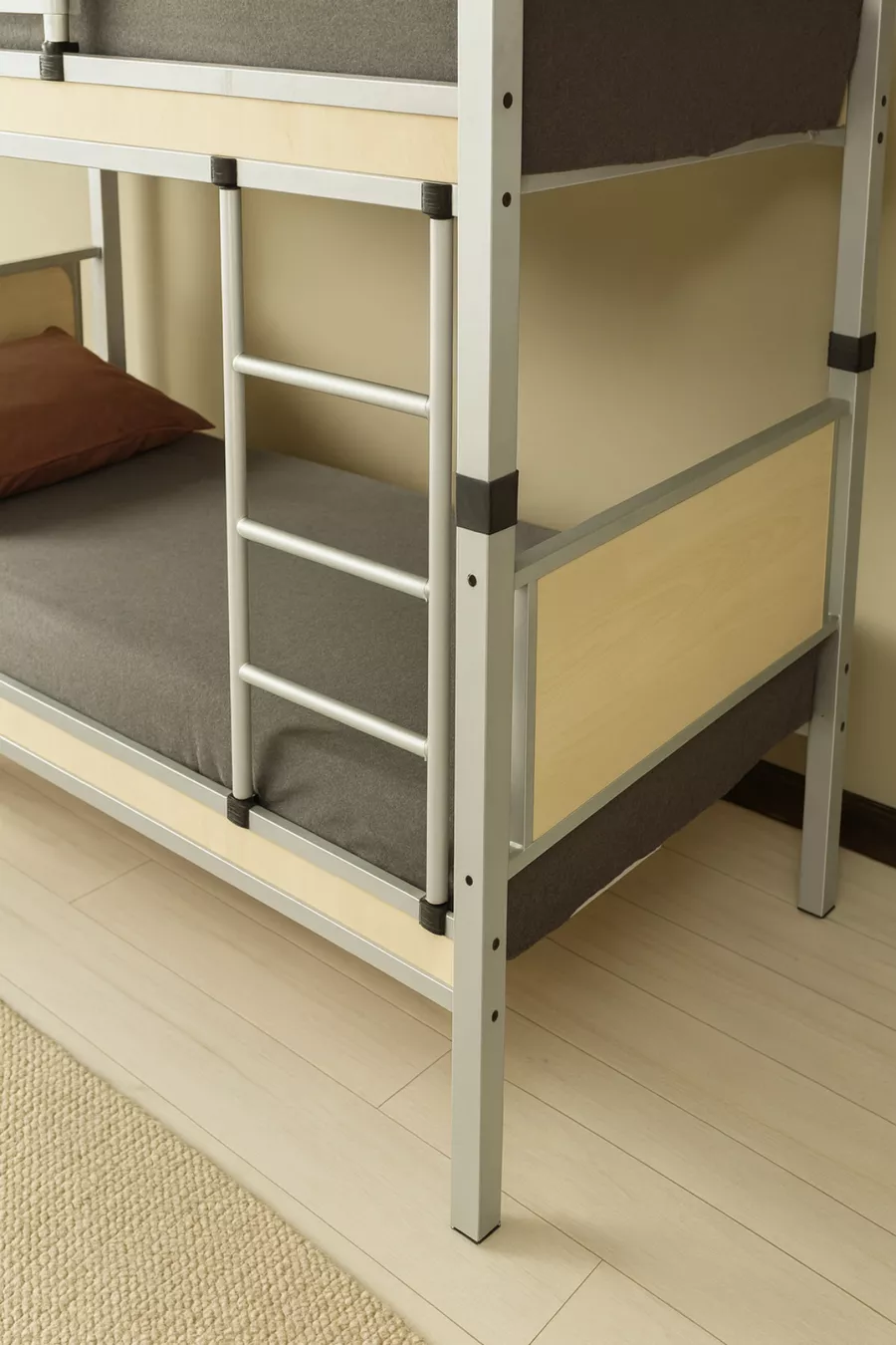 Chambre d'enfant pour dortoir avec lits superposés et lit simple en métal et bois Gris