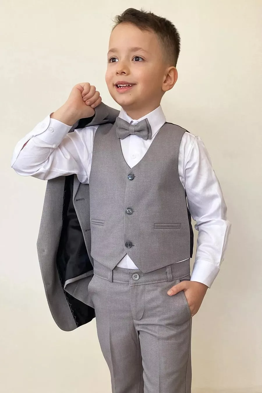 Costume pour garçon avec veste, chemise, pantalon, nœud papillon et gilet