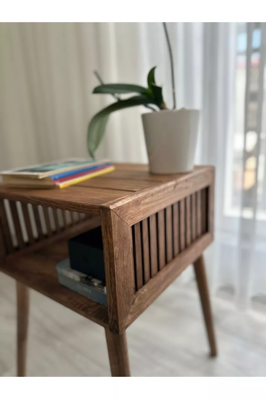 Table de chevet en bois