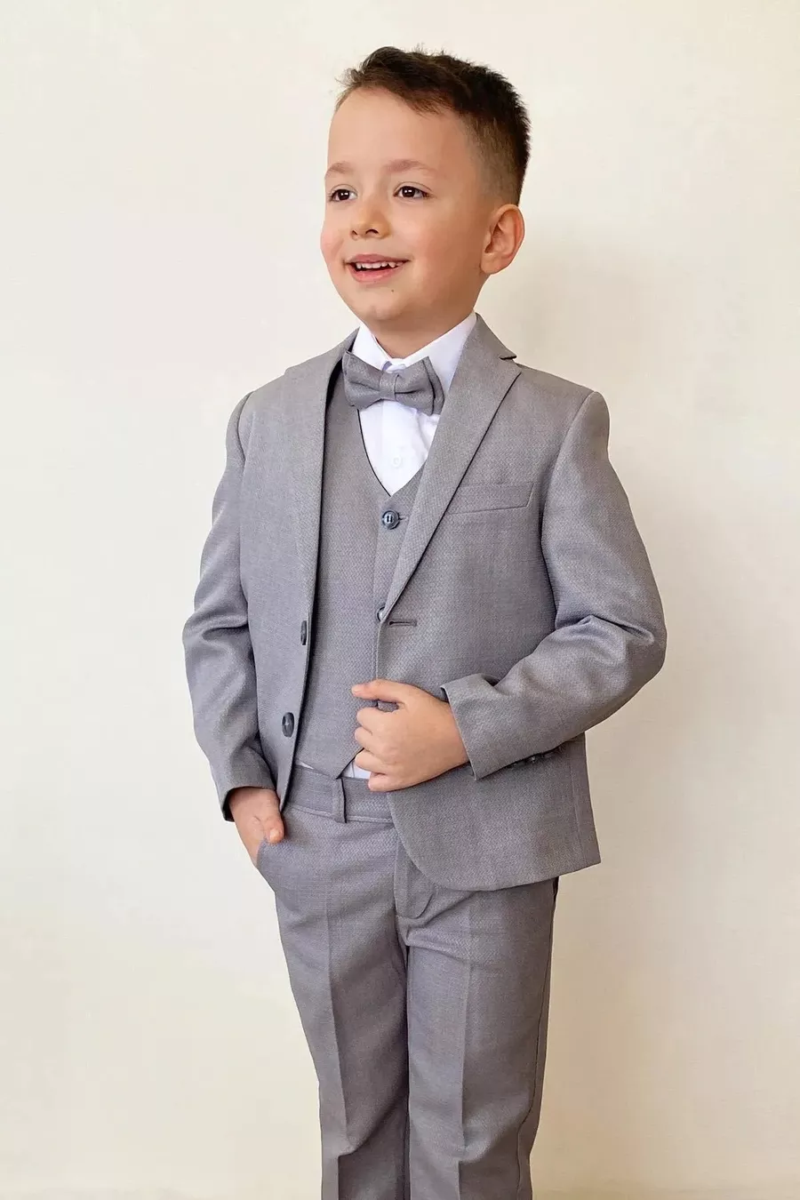 Costume pour garçon avec veste, chemise, pantalon, nœud papillon et gilet