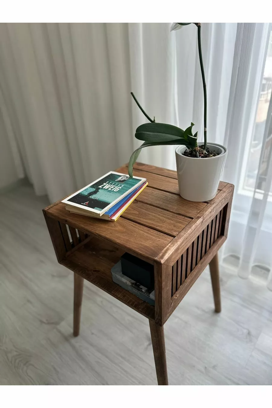 Table de chevet en bois