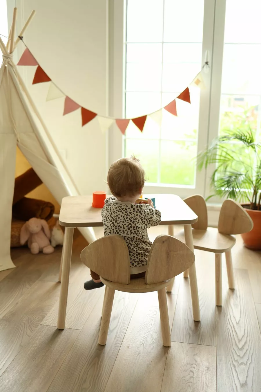 Table et 2 chaises pour enfants Montessori en marron