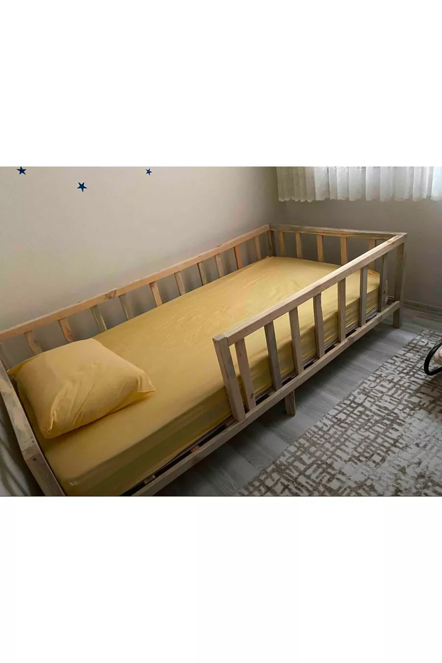 Lit d'enfant en bois naturel