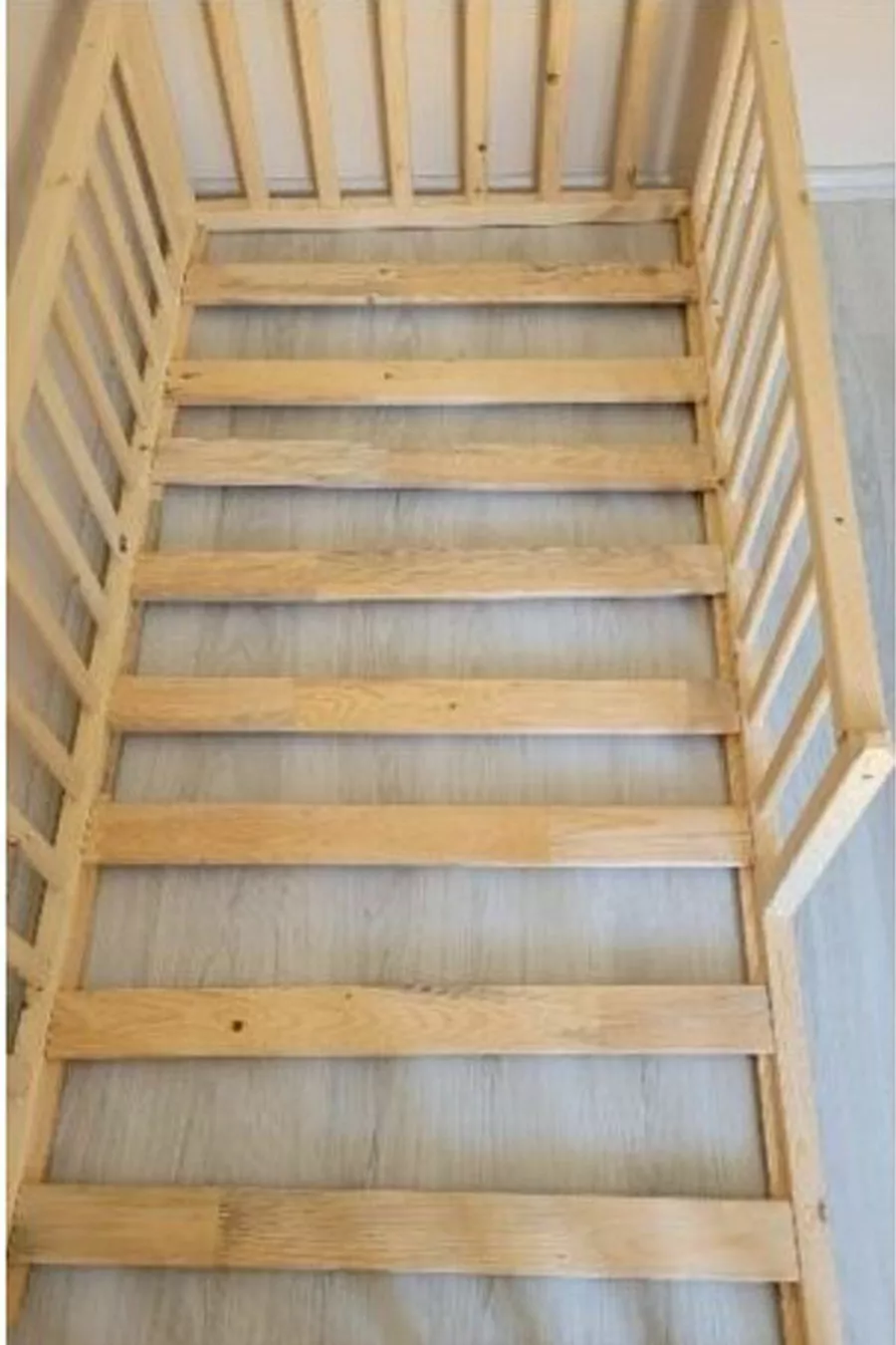 Lit pour bébé Montessori Markaawm en pin naturel