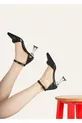 Chaussures de soirée pour femme avec perles d'ivoire sur peau blanche