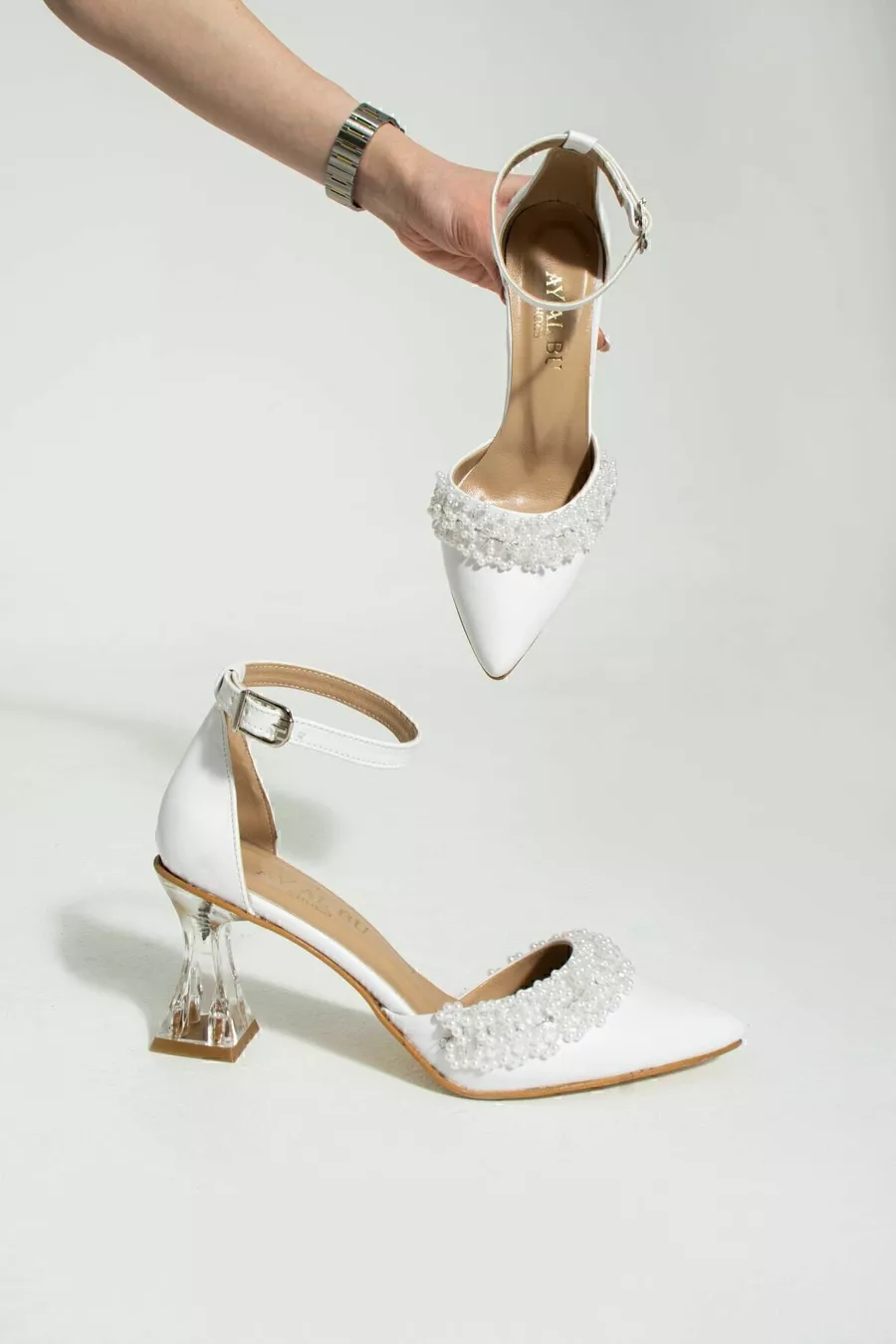 Chaussures de soirée pour femme avec perles d'ivoire sur peau blanche