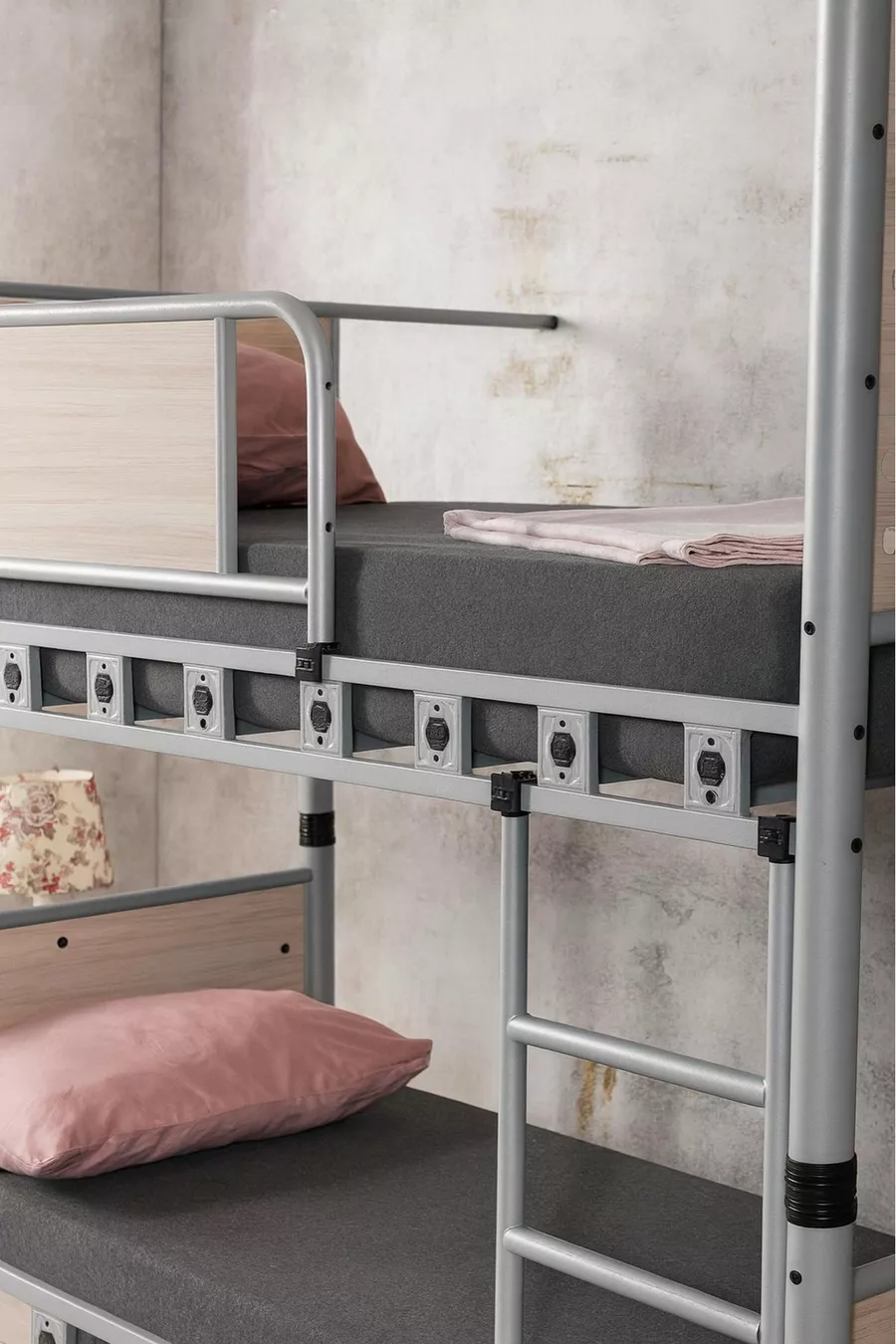 Chambre d'enfant élégante pour garçon avec lits superposés en métal et cadre de lit en bois