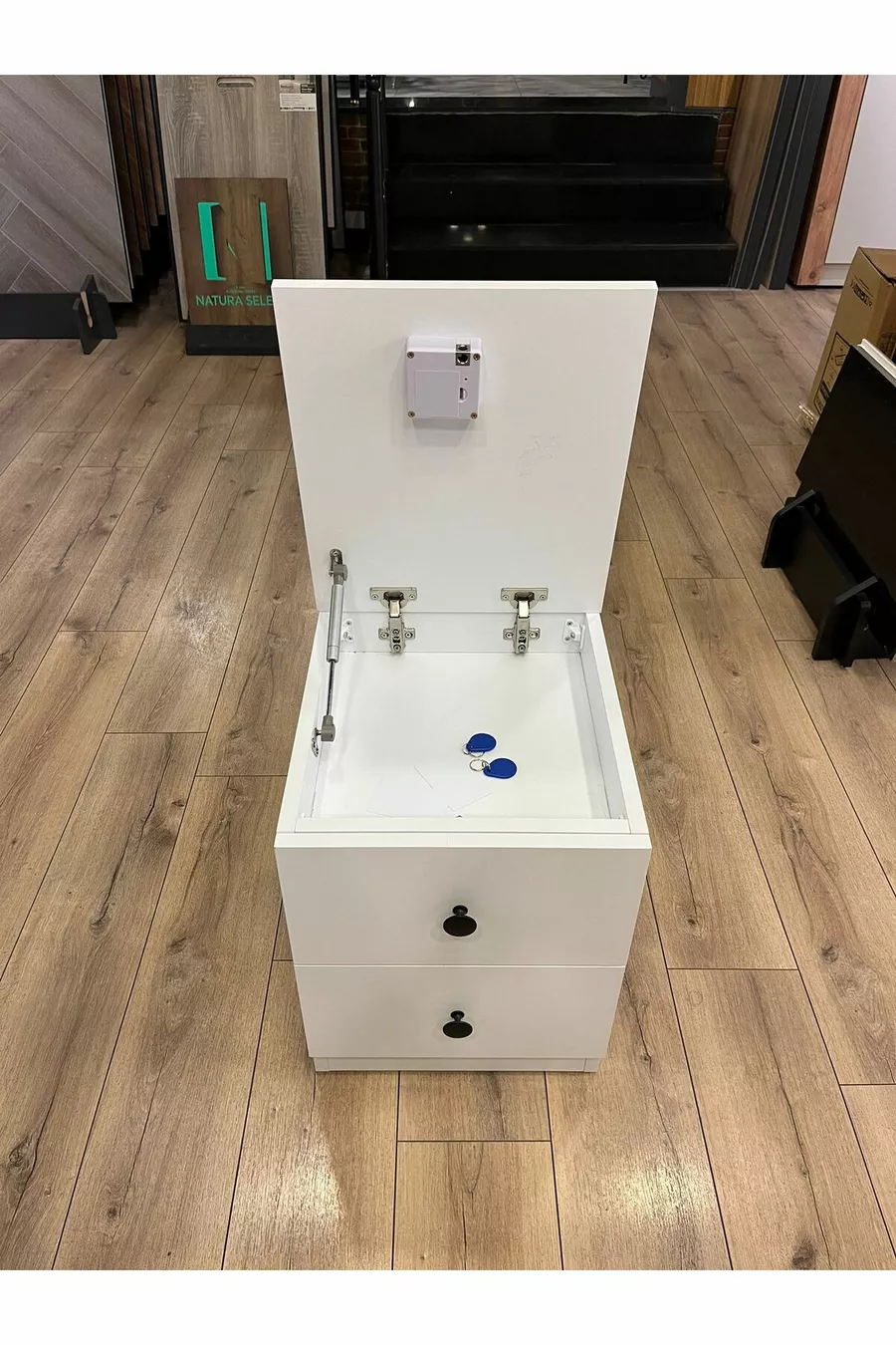 Table de chevet à deux tiroirs avec compartiment secret et carte NFC
