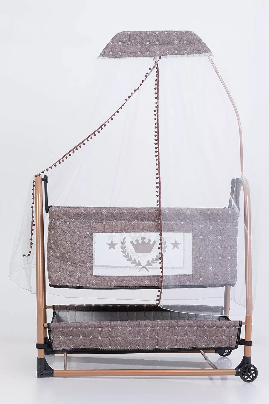 Lit de bébé avec panier à côté de la mère, berceau de luxe à roulettes