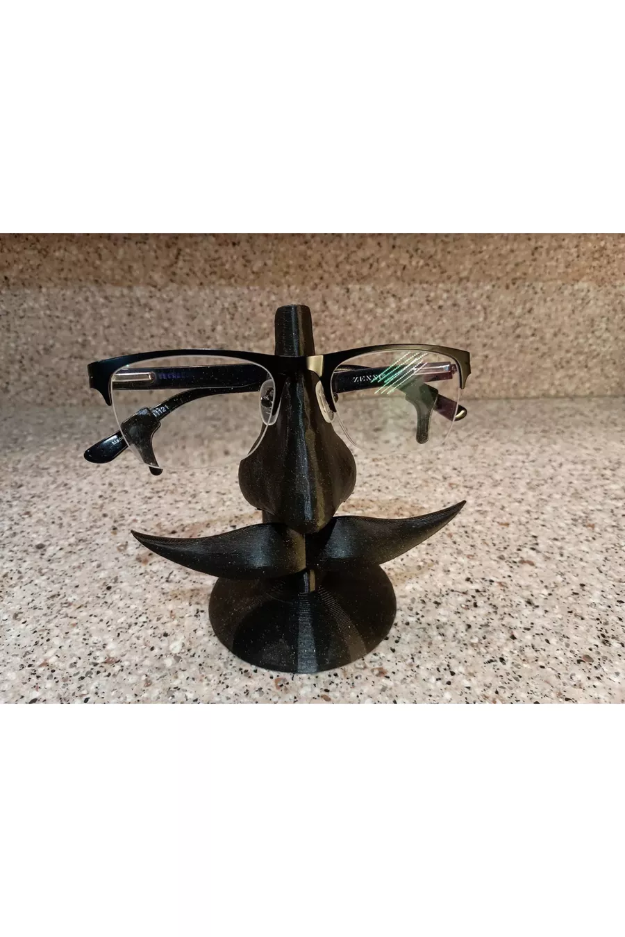 Support de lunettes avec moustache – Design élégant et amusant