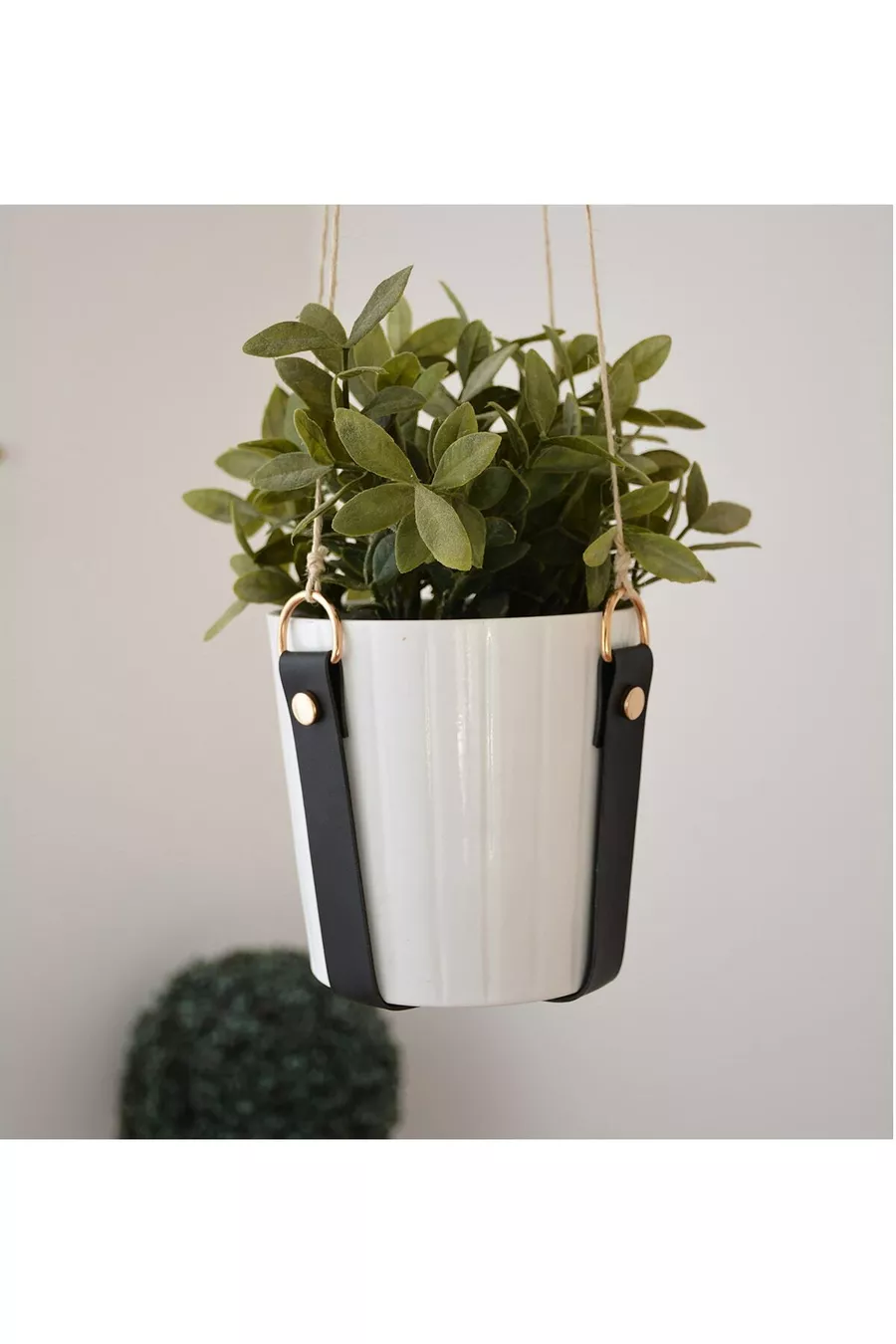 Ensemble de décoration de chambre à coucher en cuir : tête de lit, table de chevet, porte-revues et support pour plante