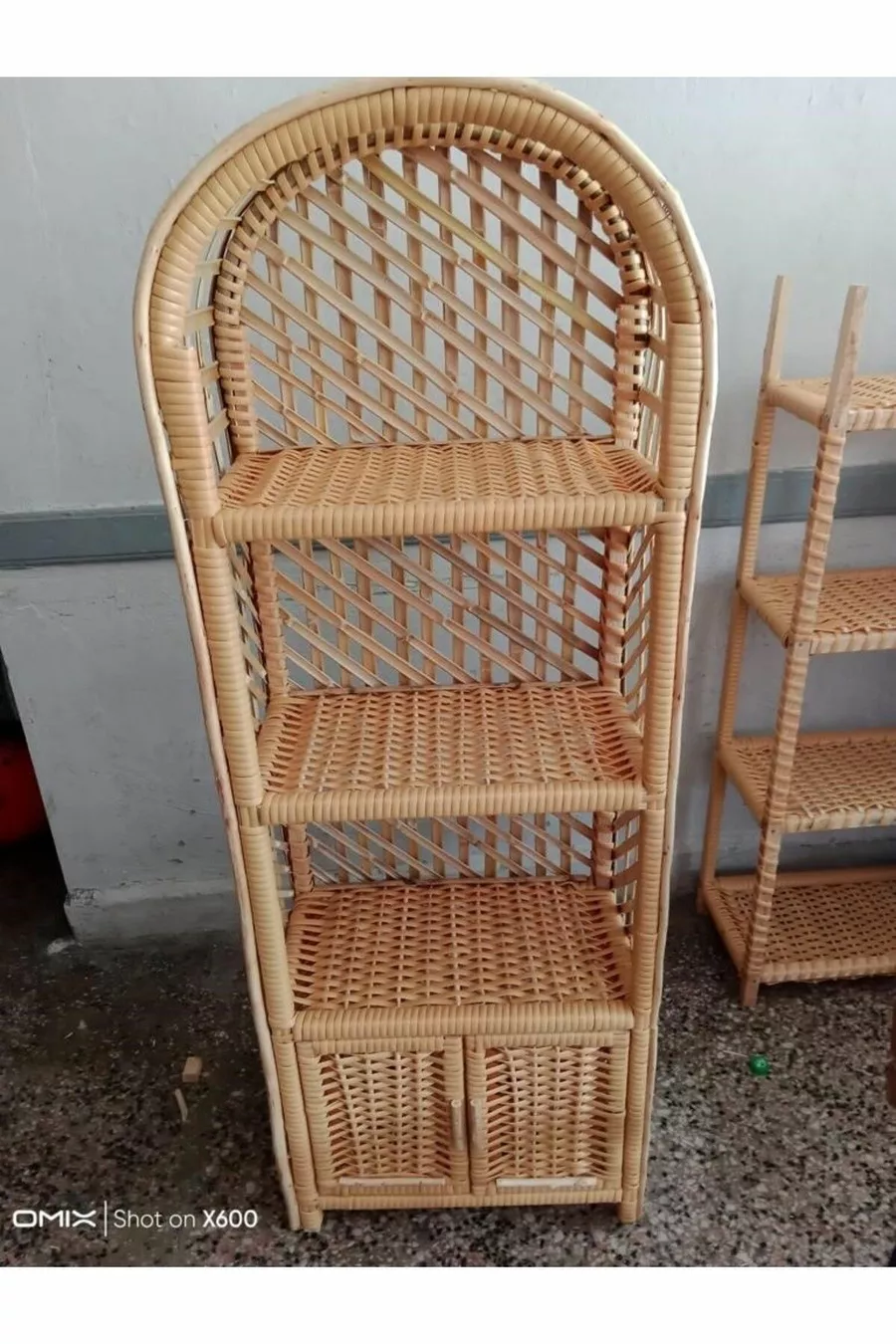 Bibliothèque en plastique tressé à 4 étagères avec 1 porte
