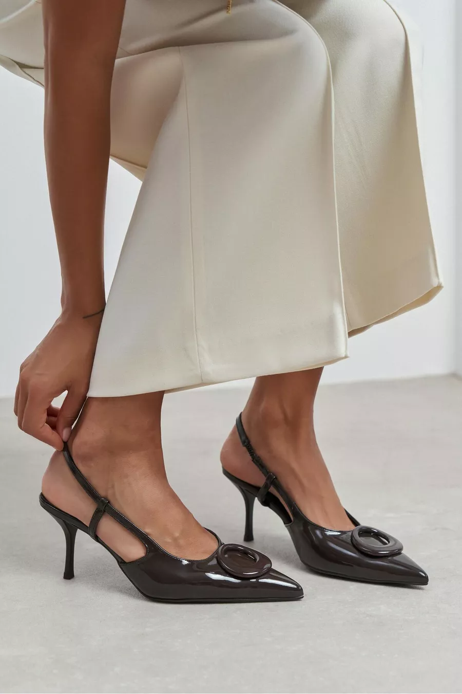 Chaussure pour femme à talon fin, bout pointu, ouvert à l'arrière, avec accessoires en cuir verni Nereid