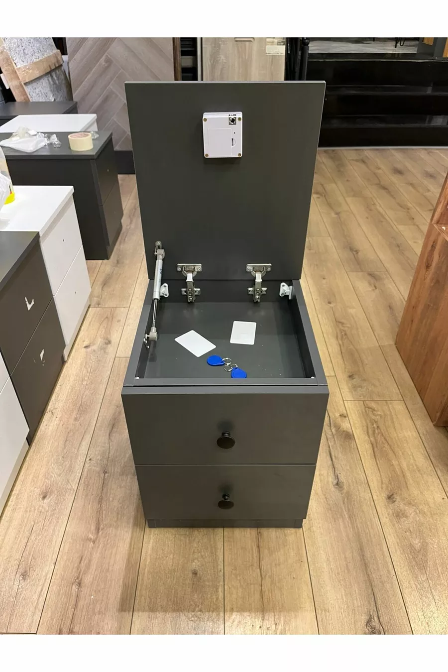 Table de chevet à deux tiroirs avec compartiment secret et carte NFC