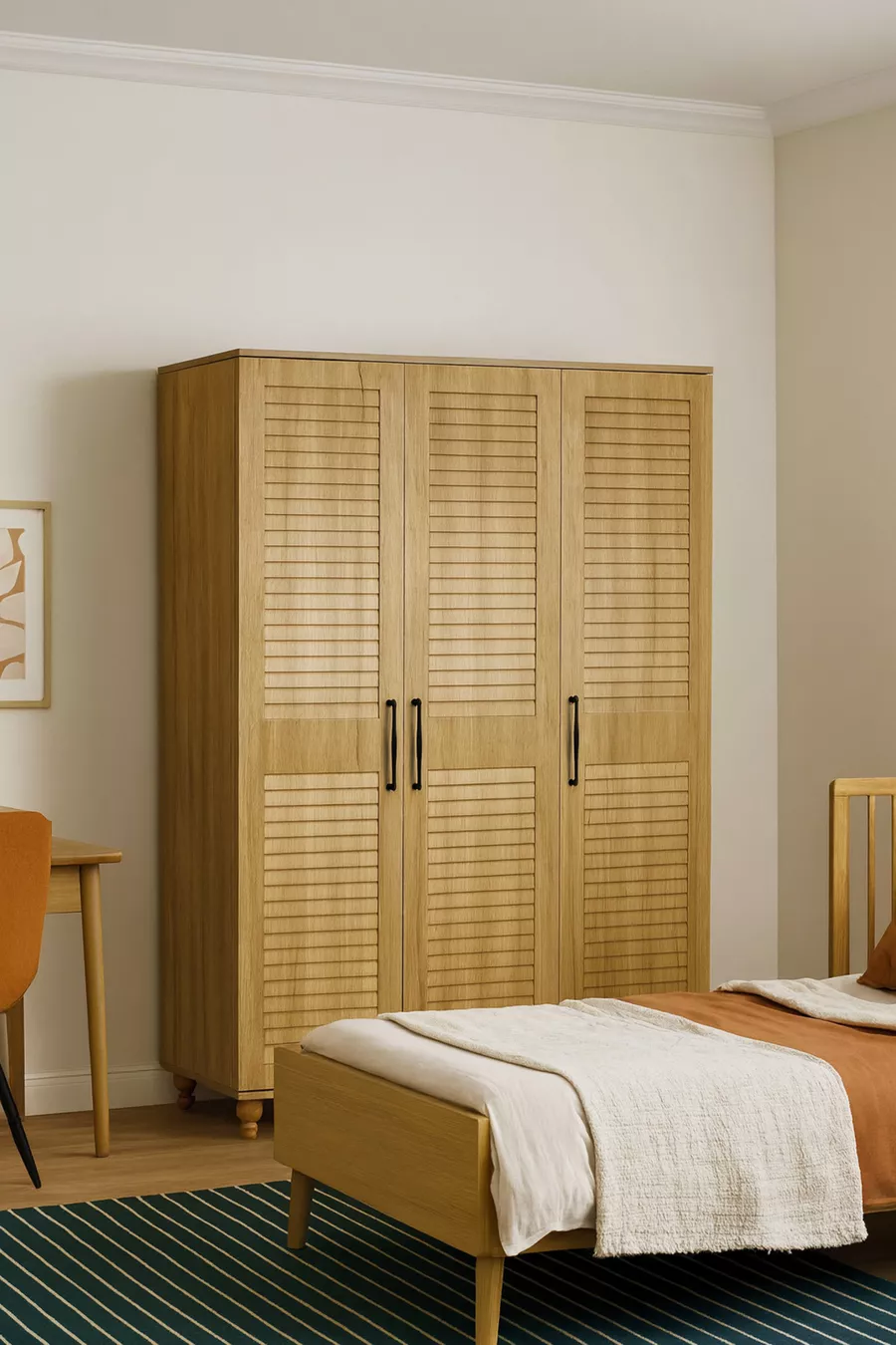 Armoire Pera en bois à 3 portes avec tiroirs | Corps en MDF | Portes à volets aspect naturel | Pieds en bois