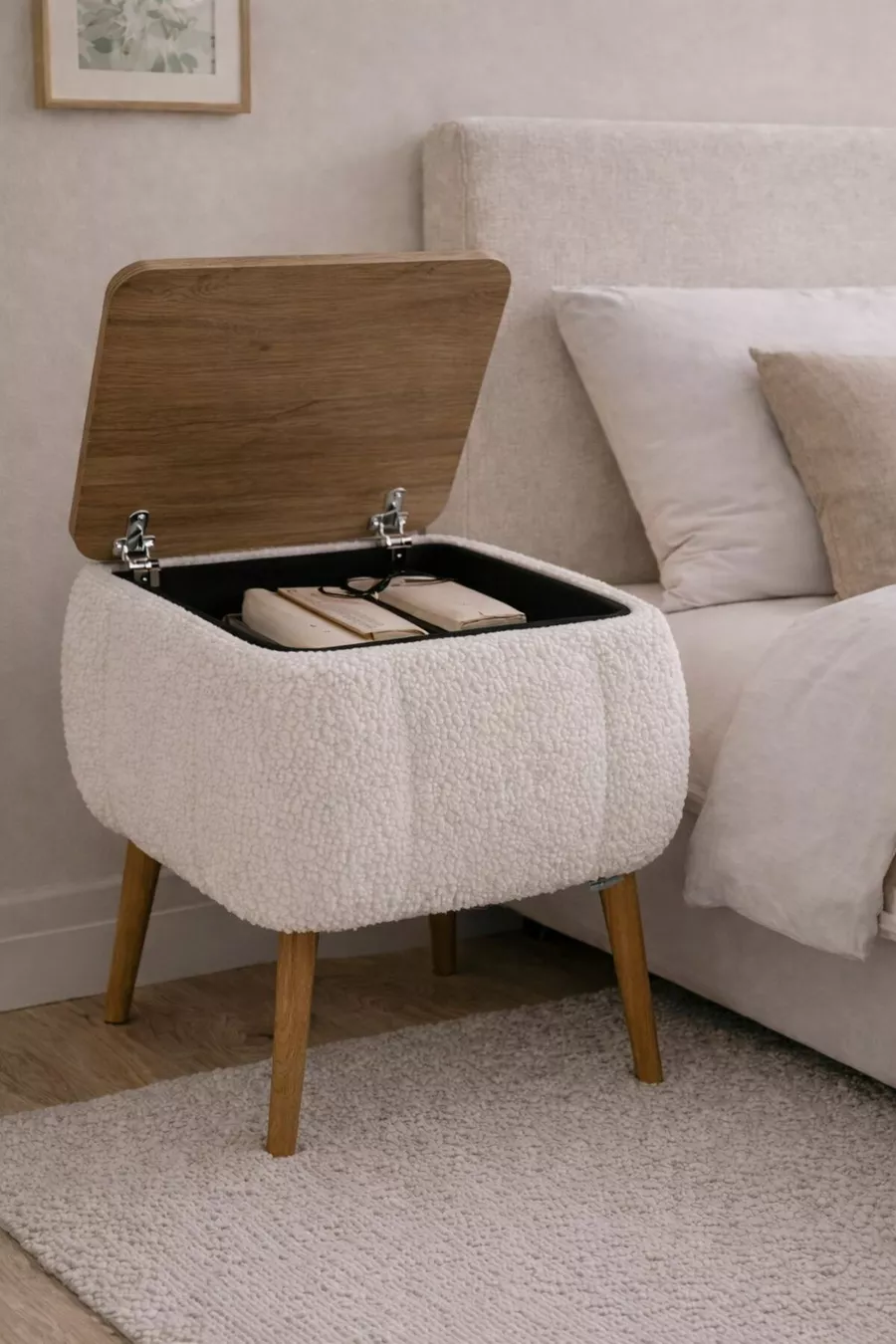 Table de chevet Lina Sandıklı, table de chevet moderne avec pieds en bois recouverte de tissu Teddy