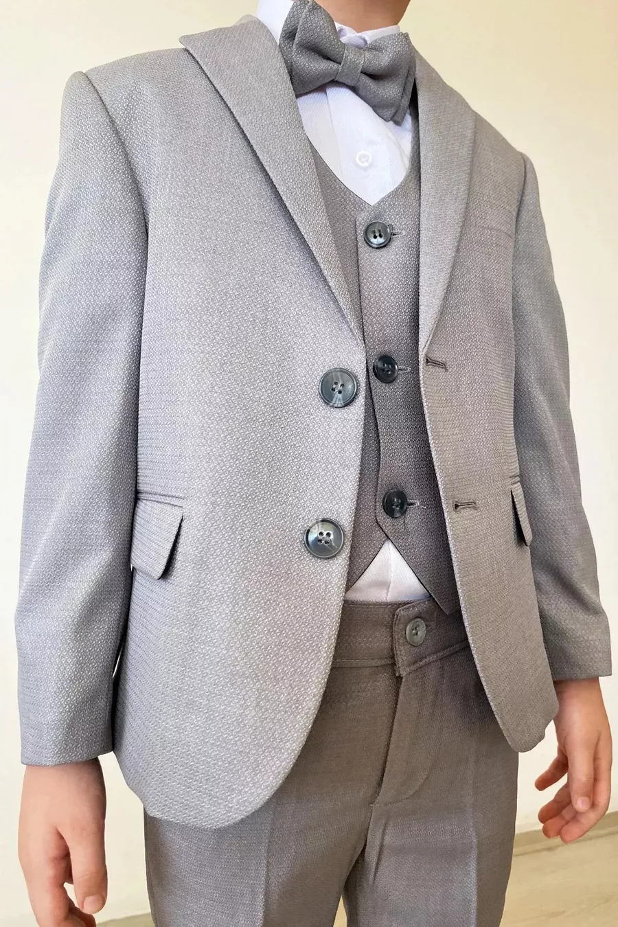 Costume pour garçon avec veste, chemise, pantalon, nœud papillon et gilet
