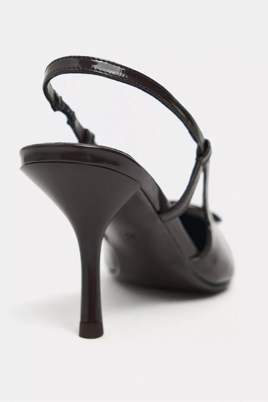 Chaussure pour femme à talon fin, bout pointu, ouvert à l'arrière, avec accessoires en cuir verni Nereid