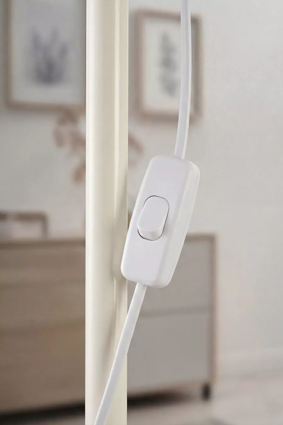 Lampadaire en tissu métallique crème à une seule jambe Cora pour salon, séjour et chambre à coucher