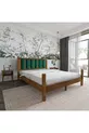 Lit en bois de pin couleur noyer avec tête de lit capitonnée vert émeraude Orion et ensemble de deux tables de chevet