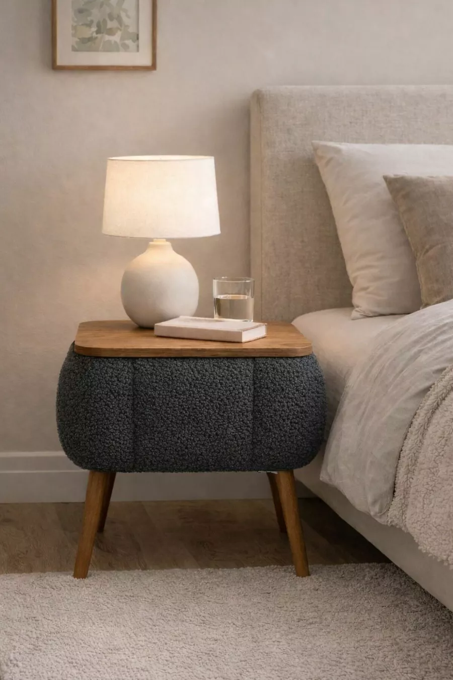 Table de chevet Lina Sandıklı, table de chevet moderne avec pieds en bois recouverte de tissu Teddy