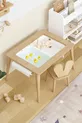 Table d'activités en bois avec chaises en bois, résistante à l'eau