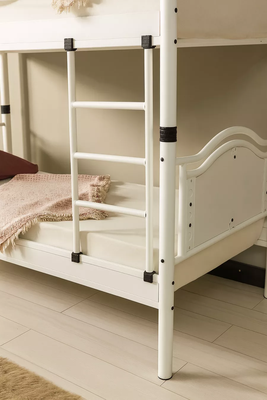 Tête de lit en bois avant-gardiste, lits superposés et cadre de lit en métal blanc