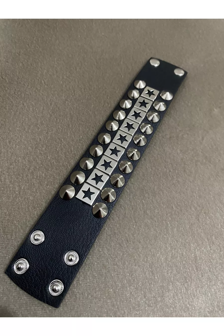 Bracelet gothique métal clouté d'étoiles de 4 cm