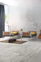 Chambre d'enfant élégante pour garçon avec lits superposés en métal et cadre de lit en bois