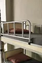 Chambre d'enfant pour dortoir avec lits superposés et lit simple en métal et bois Gris