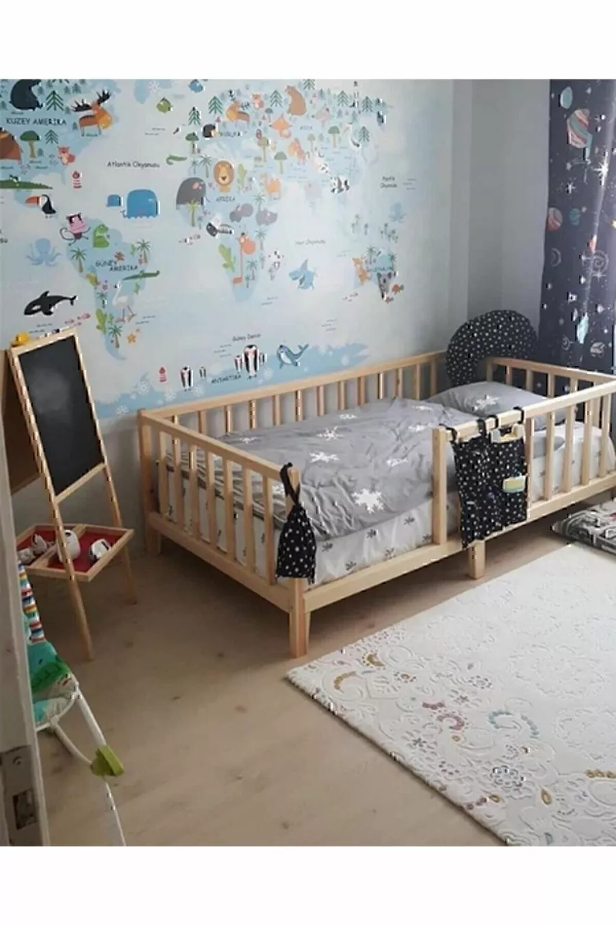 * Lit d'enfant en bois naturel