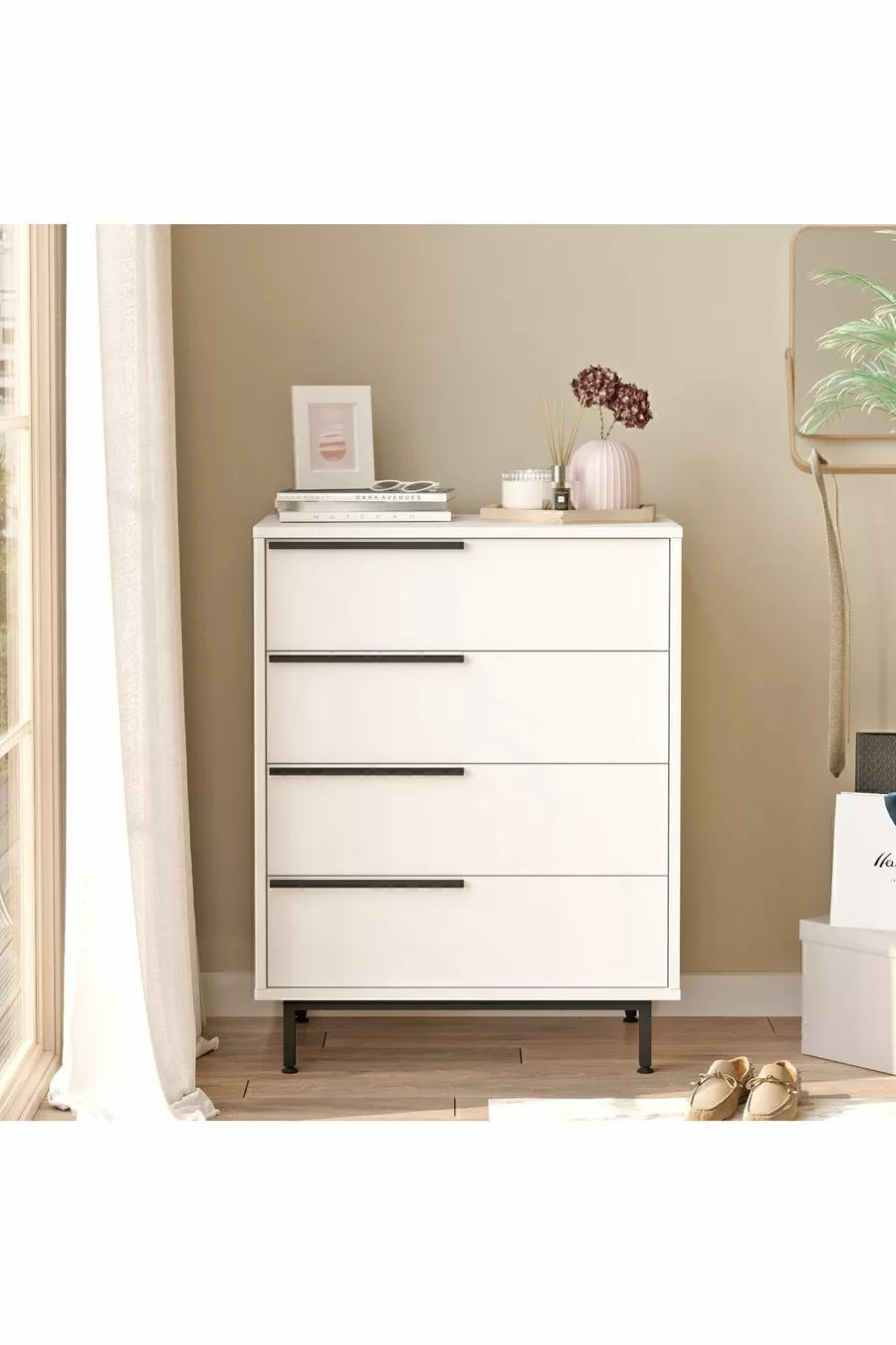 Commode Bohème 4 tiroirs avec pieds en métal blanc -W
