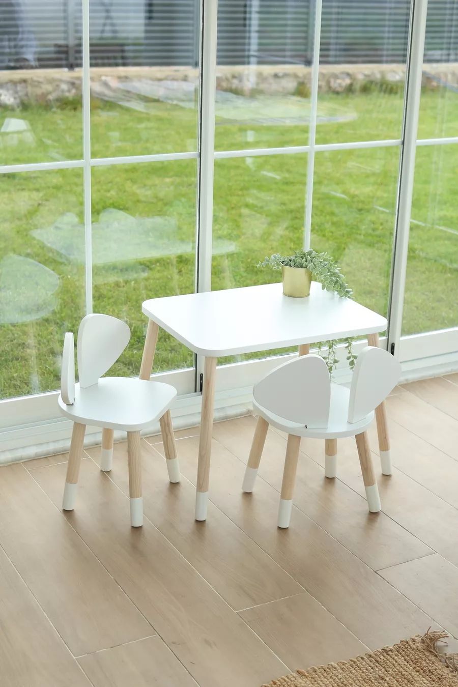 Table blanche Mickey Fare + 2 chaises