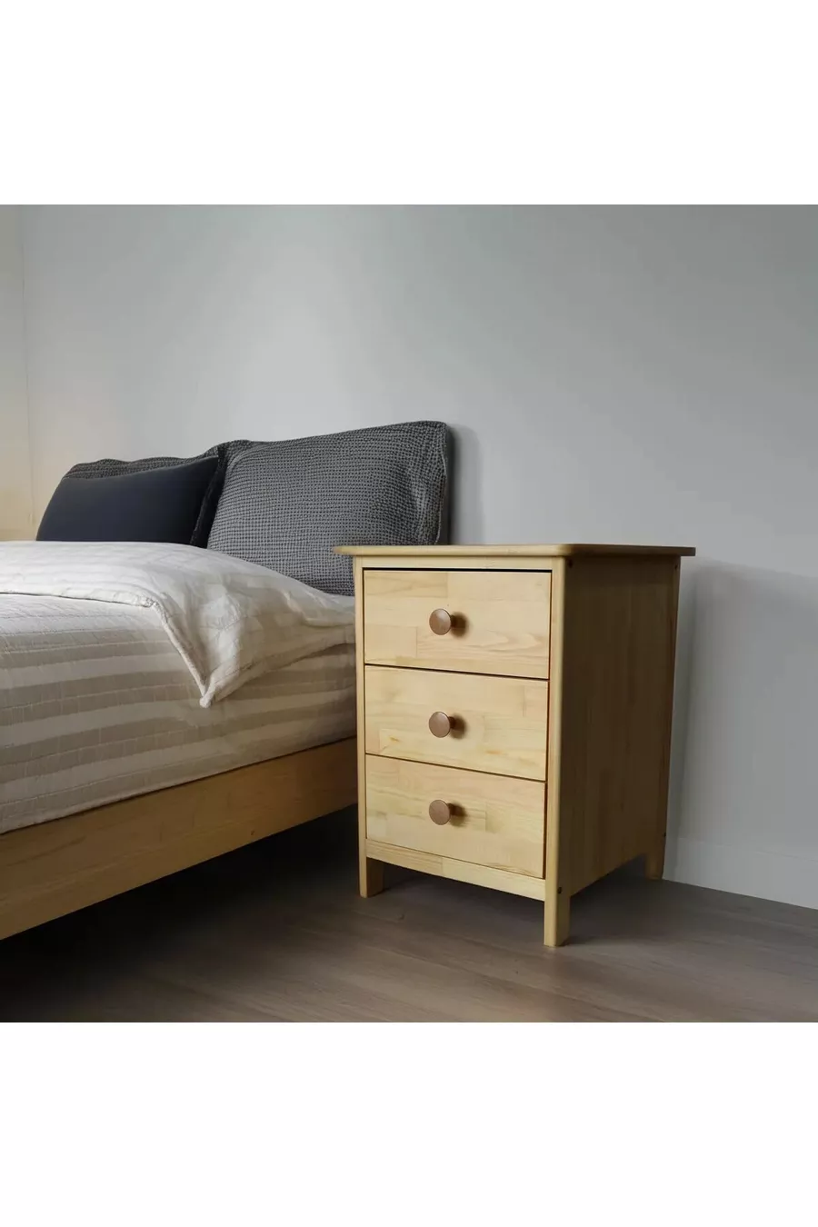 Chevet Nord Essence Collection en bois avec 3 tiroirs en pin massif de première qualité