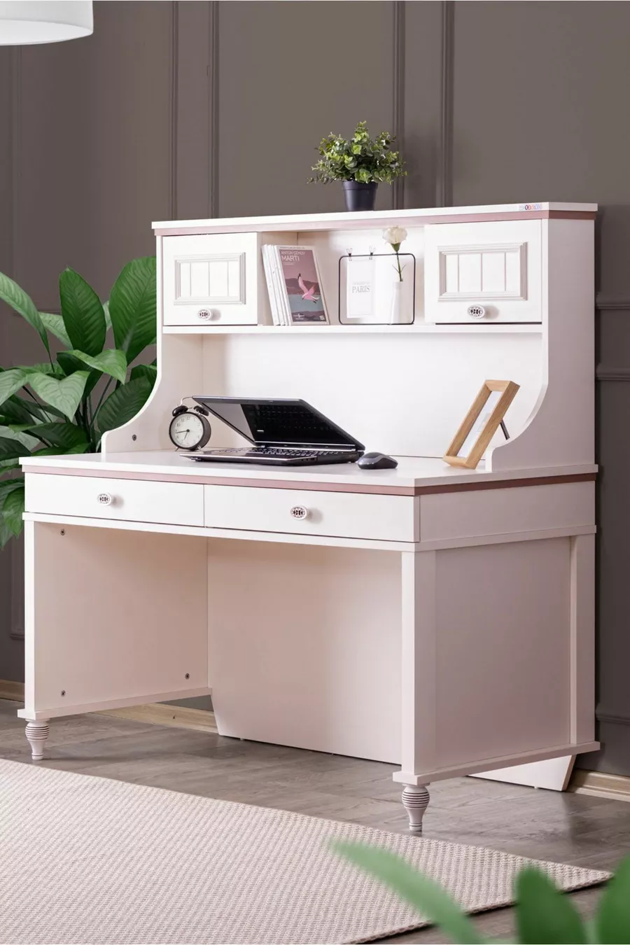 Chambre d'Ezgi Genç, Armoire 3 portes, Lit, Table de chevet, Bureau